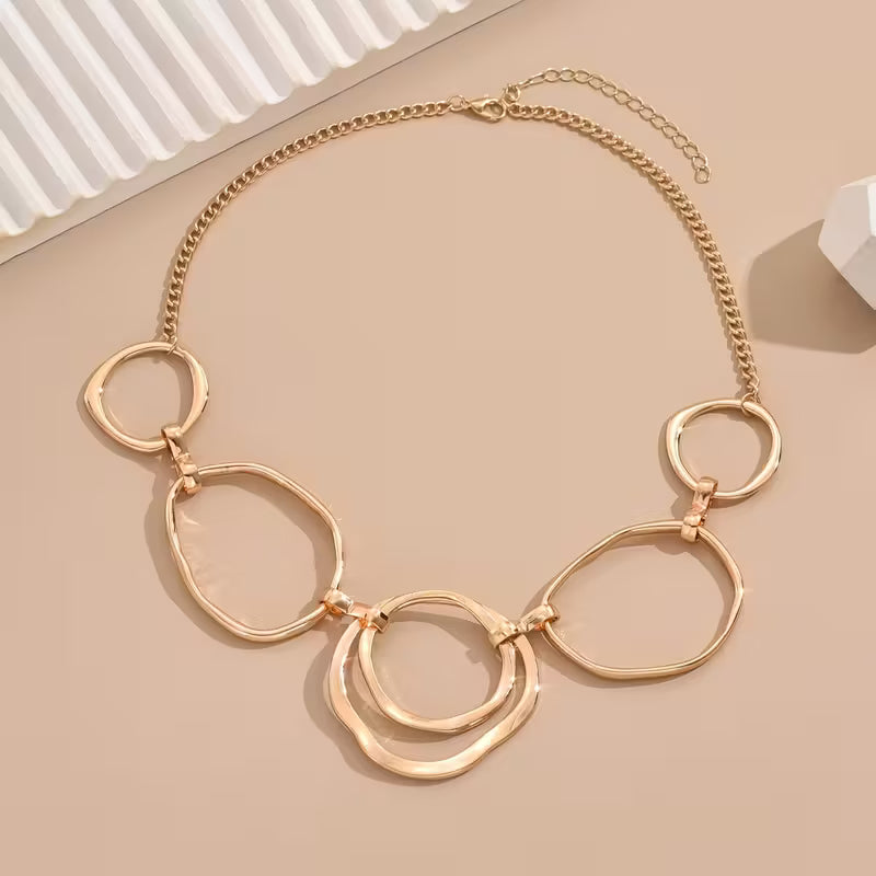 Ogrlica s Pendantom, Navdihnjena z Vintage Eleganco