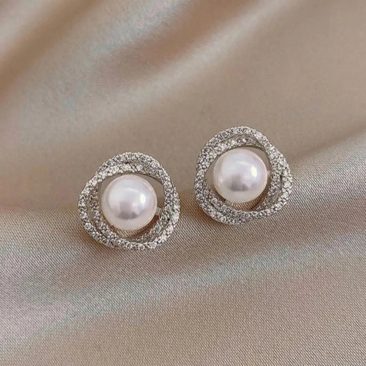 Svetleči Spiralni Uhani z Elegantnimi Biseri