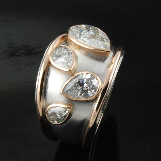Vintage prstan pozlačen z vložki iz cirkonija